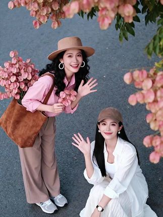 看到栾树花开,你心里想着谁。#栾树是一场盛大的秋天#秋天落叶🍂 #栾树花开秋意浓 #氛围感 #入秋穿搭