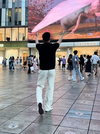 杏色宽松休闲裤带抽绳,男女同款哦,不贵真的可以试试 #直筒裤 #街拍穿搭 #气质范