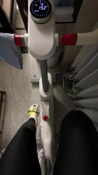 分享一个《道德经》里藏着的真相:"反者道之动,弱者道之用。"
若你善根深厚,福德具足,上天反而会让你提前进入"消业"的逆流在你前半生安排情劫,挫折与世情冷暖,令你早历"宠辱若惊",早见世态炎凉。这不是惩罚,而是道的唤醒。
"大器晚成"非虚言,真正的器,往往先被磨砺。
你若能早醒,便如重生。此后脱胎换骨,换一种性格,换一种心态不再在意他人如何看你,说你,定你,因为你明白:"知者不言,言者不知。"他人眼中的你,本是他人。
你开始允许一切如其所示,允许他人以自己的认知评判你,对待你。
因为你懂得:"天下皆知美之为美,斯恶矣。"评判本身,便是分别。
凡是磨你的,皆是渡你的。这便是"祸兮福之所倚".
"为学日益,为道日损。"
修行路上,莫让外境消耗你的能量。一切向内求,不伤人,不恨人。"善者吾善之,不善者吾亦善之,德善。"
你越来越享受孤独,这是好事"致虚极,守静笃。"心越静,越容易定下来。心不随境转,境便随心转。随之而来的,是你整个能量场的改变。
"知足不辱,知止不殆。"
当你不再向外攀缘,便真正开始合于道。
#人生是一场修行#修心修行#道德经#国学经典#人生智慧