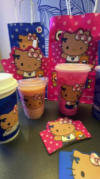 瑞幸联名黑皮hello kitty!推出新品饮品也太棒了吧!#Hello苹果甜酷登场 #HelloKitty和她的漂亮苹友 #谁懂这一口的幸福感 #黑皮hellokitty #瑞幸咖啡