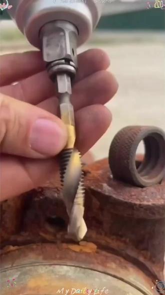 三合一丝锥,打孔攻牙倒角一步到位,硬度高,锋利耐用,不管是铜,铁,铝还是木材塑料等,用它打孔攻丝都能轻松搞定#复合丝锥 #复合丝锥钻头