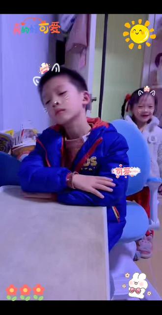 妹妹也跟着做小学一年级课桌操#快乐学习快乐成长