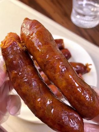 没去过四川,但一定要尝尝四川的烟票腊香肠,纯猪肉灌装,肥瘦相间,好吃不油腻#腊肠 #四川腊肠#烟熏腊肠