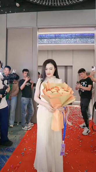 #抖音热点小助手 二小姐顶着风浪来参加卡妈的婚礼,小二是一个重情的人👍🏻加油👊🏻#贵阳二小姐 #卡妈