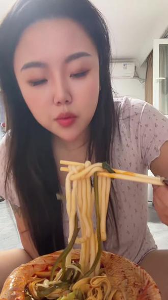 惠尔康红苹果,东北人小时候的快乐!现在也必须拥有,吃点麻辣烫土豆粉必备~#惠尔康红苹果 #怀旧饮料 #童年零食回忆杀