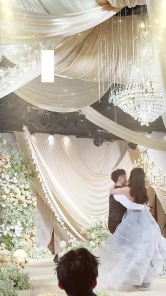 青梅竹马的晋江爱情💓青春大聚会的婚礼🥂
好欢乐的婚礼现场
小时候的一起玩游戏
长大了一起参加婚礼
这样的青春友谊谁不羡慕
一分钟婚礼绘画
来一张婚礼的青春大合照
#婚礼现场绘画 #五月天干杯 #晋江文学 #青梅竹马 #福建婚礼