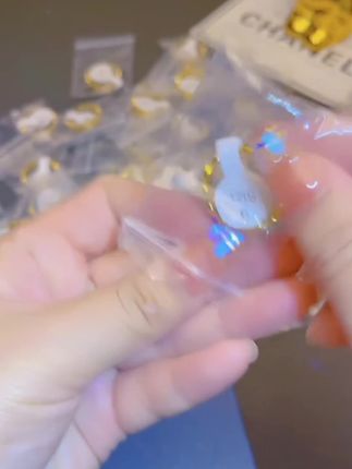 小财迷们,今年一定要给在乎的人戴一个💰多多素圈戒指,寓意,日进斗金,好运连连,快艾特闺蜜朋友一起安排吧#素圈戒指#喜欢素圈的意义#时尚饰品#戒指#高级感