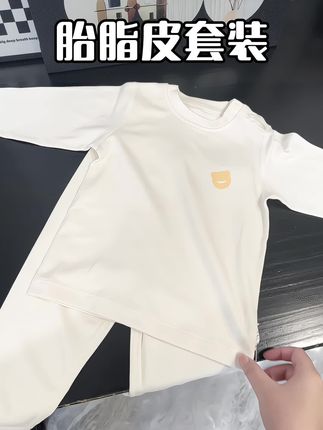 #贝肽斯 巨软巨舒服的胎脂皮秋衣套装,这个秋冬天一定要给宝宝安排上,上身好舒服,不仅柔润还还原了宝宝在母胎里的舒适感#高品质童装 #宝宝家居服 #儿童家居服