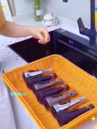 #水龙头可以直接装这个转接器,它可以三百六十度旋转清洗台面,不管是洗什么都不再溅水,可以跟溅水说拜拜了,#满足你厨房洗冲要求。#好物推荐🔥