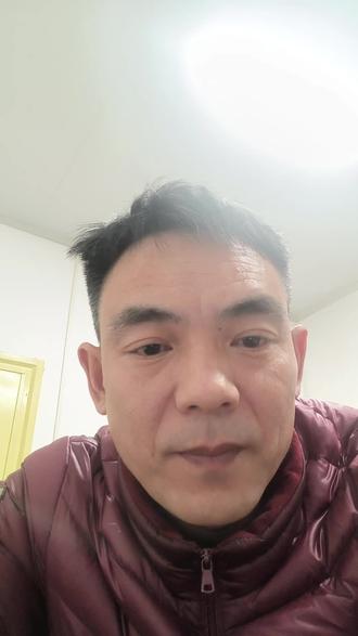 提鸟笼,梳小辫,装束怪异。