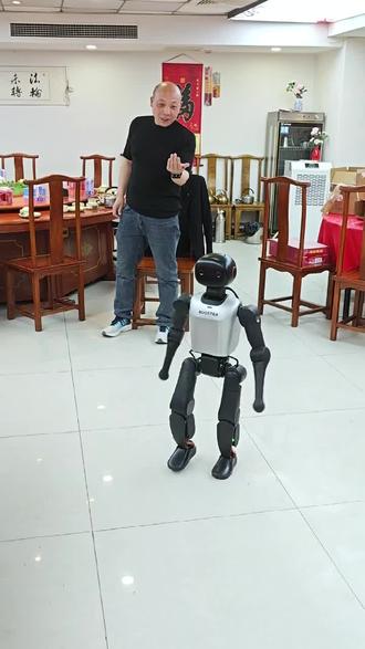 朋友在北京带回来的机器人,功能还挺多😄😄