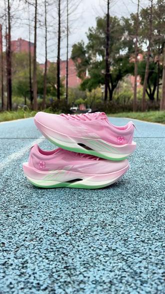 每年都有的樱花色❗悬浮碳板一脚踩扁❓ #跑鞋 #青年创作者成长计划 #跑鞋推荐 #体育生 #新年礼物