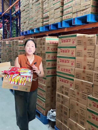 这可是我们八零九零后的回忆!南德老北京方便面,记得以前小时候只有过年的时候才能吃得上,现在想吃什么时候都能吃,有辣和不辣两个口味,可以好吃,也可以煮着吃,我更喜欢煮着吃,煮的时候记得把调料全部放进去,煮三五分钟即可开吃,你看它每一个面条上面都裹满了汤汁,真的太香了。#老北京方便面#好吃到停不下来#南德方便面#妈呀太香了#童年记忆小零食