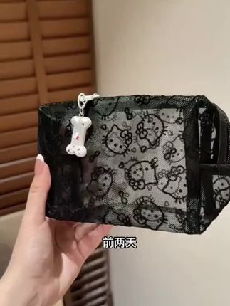 网纱化妆包太好看啦,小巧方便实用,出门要带的充电线、耳机、口红的放在这样的小包里也是整整齐齐的。#化妆包 #补妆包 #女生必备 #美包分享女包