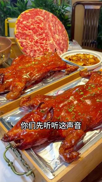 #新鲜出炉 太香了!吃个烤乳猪过周末! #美食推荐#艾特你的饭搭子请你吃 #同城美食 #烤乳猪 @抖音小助手
