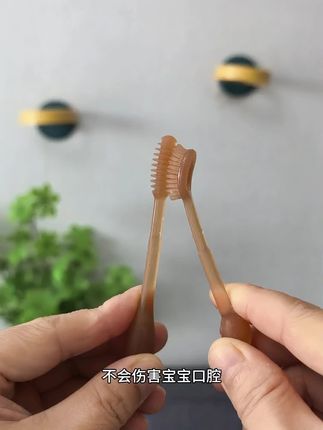 妈妈们不要觉得宝宝小口腔就不需要清洁了,时间长了容易滋生细菌引起口腔问题#宝宝口腔清洁器 #软硅胶牙刷 #自用分享