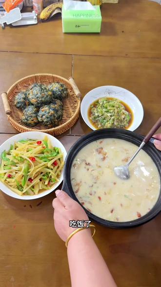 #真实生活分享官入口 菠菜窝窝头配蒜汁,鲫鱼豆腐汤,酸辣土豆丝!简简单单一炖饭,舌尖上的美味!#我的厨房日记 #分享家乡美食