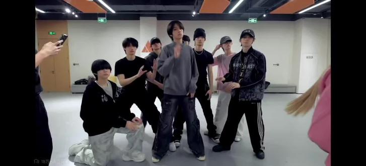 摔了zzx负责 穆祉丞你怎么和zzx换位置了哦哦摔了哥哥负责 表弟你怎么笑的这么惬意又幸福了🥰#橹穆