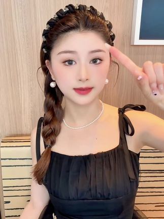 戴发箍可以扎的发型 三秒钟打造蓬松高颅顶#发箍这样戴好美 #扎发教程 #日常发型 #夏日清凉发型 #头饰发饰