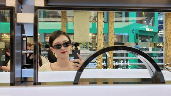 韩国首尔自由行最实用经验分享 全是干货! 1.买电话卡,就是会有韩国手机号码的卡。我们这次买的是流量卡,上网没问题,但是没法收打电话短信。虽然万能的咸鱼可以代打车代点外卖,但还是自己有号码方便。
2.入境关口排队时注意警示标语,不允许拍照。我们几个排队时没事想合影自拍两张都被工作人员从窗口大声呵斥😂等轮到时工作人员还一定得翻我的手机相册确保没有拍摄违规照片,真的很严格😅
3.入境的顺序是先坐小火车再去提行李,我们一开始以为那个小火车是地铁😂看到又返回上层,发现找不到提行李的地方问了中国妹子才知道🤣
4.机场大巴可以用现金付,所以落地也不用着急买T-money卡充值。我们从到达口出来就去找CU买T-money,结果机场店居然没卡了,我们又在里面兜半天没找到买卡的地方,其实到了市里遍地都是可以买卡的便利店。
5.坐公交大巴要下车时记得提前按铃,不按铃车是不会停的。机场坐到明洞一小时左右。
6.提前和酒店确定好入住时间,如果到了没法入住就先寄存行李。
7.韩国地铁不同线路转乘的时候要走很多路,做好转来绕去的心理准备,看不懂站名就用papago拍照翻译,虽然有时候翻译出来也不准。好在乘车时的站名底下都有中文注释,不要乘错方向!走在路上都要注意出口的标识,不然要走好多冤枉路。
8.导航软件里Nevermap最靠谱准确!但是国内下不了,朋友帮我切换到港澳地区好像就下成功了,大家可以攻略一下怎么下载。但是可能会存在某些中文名店铺搜不到的情况,所以kakaomap和Google Maps也可以提前下载备用。
9.Papago的拍照翻译功能不太好使,有时候翻译不出来,我发现网易有道词典或者Deepseek有时候拍照翻译还更准确。
10.韩国酒店不提供牙刷牙膏,记得自备。民宿要垃圾分类。厕所并没有网传的很难找,基本地铁饭店酒店里都有。反而垃圾桶很少见😂扔垃圾很费劲。
11.去吃饭一定要注意你要找的饭店的营业时间,我们两次跑空,坐地铁费劲周折赶到看到没营业真的很绝望🥹韩国人上班真松弛,很多中午才营业,或者下午两点就休息了,一定要查清楚!!
12.免税店晚上8点就关门了,早上9:30开门。提前找好返利公司返点,加上活动折扣,才能拿到最低价!
13.Visa卡要提前一星期办理!我来不及就办的万事达,结果都用不了!银联卡也基本都能用!加上现金就没问题了
祝大家顺利自由行!#暑假 #韩国首尔旅游 #vlog日常