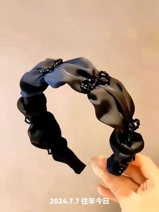 黑色发卡高级感宽边褶皱水晶发箍女高颅顶超仙压碎发发卡新款发饰#发箍 #发箍这样戴好美 #发饰头饰真的很加分 @DOU+上热门 @巨量算数小助手 p