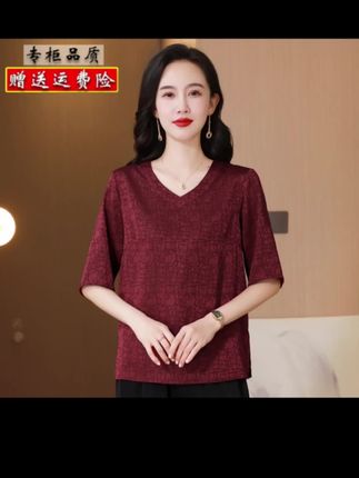 夏天就要穿这种真丝短袖,它是桑蚕丝的面料,非常舒服,而且很透气,特别适合怕热的姐妹们去穿。同时它是大码的款式,很多身材都可以驾驭得了,再也不用担心买不到合适的衣服了。不仅如此,它还非常的时尚洋气,无论是在家还是出门逛街都能穿。
