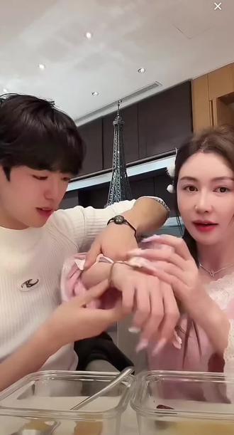 纳迪尔为公主戴上了情侣手环,这样就可以互传情愫😄#情侣手链 #爱的秘密 #恋爱日常 #盈公主#纳迪尔