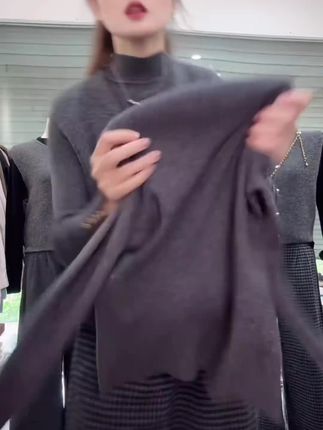 姐妹们快来看看这件超好看的针织衫,它是半高领的设计,穿上特别显气质,而且面料很舒服,一点也不扎皮肤。它还是修身的版型,上身非常显瘦,可以轻松遮住小肚子哦!#只做高品质 #面料柔软舒适 #百搭显瘦 #强烈推荐 #好物推荐🔥