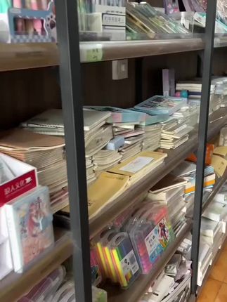 新学期马上就要开始了,给孩子包个书皮吧!我推荐用这种自粘的,它不仅操作简单,还特别方便实用。先把书摆好,然后把书皮这么一撕一拉就包好了,是不是特别简单?而且这种材质还防水耐脏,平时孩子写作业的时候不小心弄脏了也没关系,用湿巾轻轻一擦就干净了。#书皮