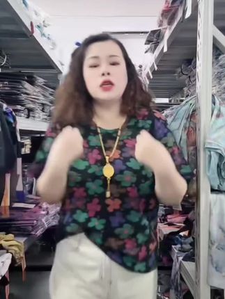 黑色花朵 夏季时尚女士碎花短袖百搭别致设计印花圆领T恤上衣1748#短袖上衣女 #短袖t恤 #碎花短袖