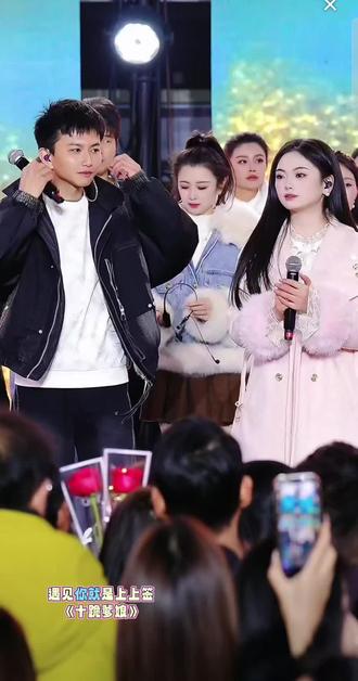 将下播前的两首歌送给大家,明天就是年前的最后一站,加油老大,加油朱朱,愿你们两个越来越好@苏潇潇 @阿朱💋(金朱传媒)228 #记录舞台上的闪光瞬间 #神级live现场 #好听的音乐总是触动人的心灵 #我要上热搜 @DOU+小助手