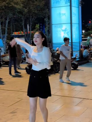 @白雪 @汤阴文旅 !汤阴县人和公园举办为期两个月的“汤阴县字都文艺汇暨精忠报国大舞台”文化演出活动邀你来打卡!#钱纹地漏流水生花 #广场舞 #你的第一台揽胜 #这杯茅台酒敬我的闪光时刻
