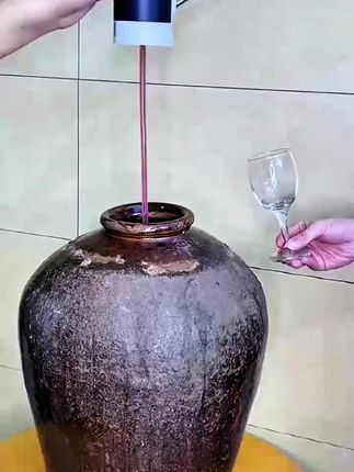 #dou上热门大桶水携带不便?试试这款便携式#电动抽水器!一键启动,轻松出水,生活从此更便捷!#抽水神器 #超值价格 #生活助手,让你的家变得更轻松!