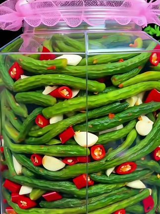 家人们谁懂啊!没胃口的日子里,全靠这口小黄瓜咸菜续命啊! 翠生生的瓜条裹着红亮的酱汁,咬下去咔嚓一声脆,咸鲜里带着点微辣,酸溜溜的劲儿直往喉咙里钻。白粥、面条、馒头……不管配啥都能瞬间激活味蕾,本来只想扒拉两口饭,结果就着它连干三碗都不是事儿! 没胃口的时候来上一筷子,那叫一个开胃解腻,感觉整个胃都被叫醒了,舒服到想把罐子都舔干净!全家人人都喜欢吃真的,信我,这玩意儿谁吃谁知道有多香!#强烈推荐 #美味下饭菜 #下饭神器 #小黄瓜咸菜 #解馋