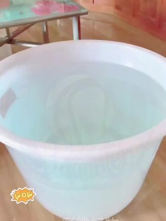 婴儿腋下游泳,挎在宝宝的胳膊上,不会掉落,不会侧防宝宝玩的更开心##爱洗澡的宝宝 #爱玩水的小朋友