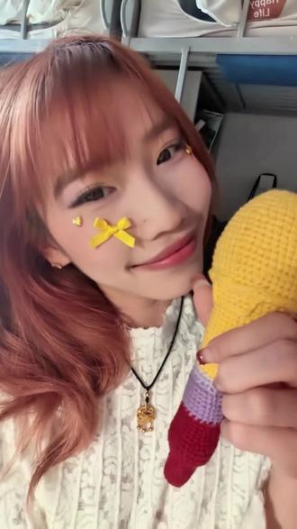 “所以我要去有你在的地方”
从22年到26年,黄子弘凡,我认识你已经1347天。
23年夏天你坐在小院里抱着吉他清唱青火破圈,你就这样一步一步从小剧院开到体育馆开到体育场再开到鸟巢。
你说"我会努力去创造机会 去有你在的地方"
所以你一年365天工作341天,为了让更多的人看到你。26岁的你站在鸟巢的舞台上,实现了你的梦想。曾经那个站在台下看别人演出的少年,现在能站在鸟巢中央,看着全场只为你而来的粉丝。2026年的舞台上再次响起曾经因为版权问题不能再唱的青火,你 说“我说了以后可以一直唱,走到哪唱到哪”
“青火以后是我的了”
三年后,我们的遗憾终于圆满
黄子弘凡,选择你没错
遇见你 也是我们最好的礼物🎁