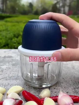 我也不想买啊,可是它真的太好用了!就是这个多功能料理机,有了它再也不用费劲剁蒜末了,用这个电动蒜蓉机轻轻一按就能搞定,而且还能用来搅打辣椒、制作宝宝辅食等等,真的是太方便了!它的动力超强,不管是打什么都很细腻,还是充电款的,快给你家也安排上吧!#辅食机#厨房好物 #省时省力