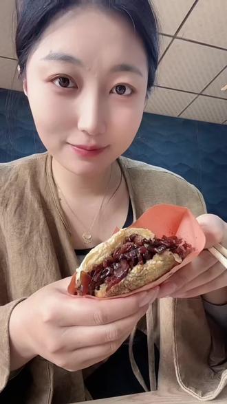 咸菜不是齁咸的那种,小饼是外皮有点儿酥脆的,好吃😋#我最爱的家乡特色美食 #烧饼夹咸菜丝 #保定文旅 #舌尖上的家乡美食