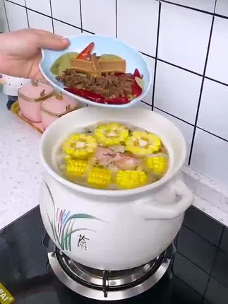 以前我炖肉总是把花椒大料扔锅里,弄到汤里菜里全是大料,很难吃。现在我学会了用这种一次性无纺布袋,把要用的大料都放进去,再放到锅里炖煮,它不会漏出任何渣子。汤和菜都很鲜美,而且它是一次性的,用完就扔掉,再也不用洗滤网了,家里经常做饭的赶紧试试吧!#纱布袋 #料包袋 #在家做美食 #好物推荐🔥 #上热门