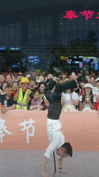 万万没想到😲索图还会倒立走路绝技 #索图 #索图大舞台 #索图倒立走路 #舞台绝活