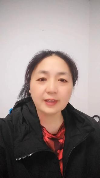 #猜谜语 请问身子弯弯像月牙,没有嘴巴光长牙,天天清早头上爬,打一个生活用品?