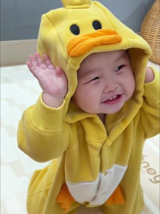 下周就大降温了,聪明的妈妈已经给宝宝准备了,加厚的外出服,这款超萌小鸡的造型时髦洋气又充满童趣,一整个可爱感爆棚啊。面料软乎乎的还不掉毛,双面奥利绒保暖性更好,连帽的设计个性又实穿,螺纹加长裤脚不紧绷也不会往上缩,前面和裆部都有暗扣,方便穿脱和更换。尿不湿休闲可爱的款式,男宝女宝都适合,一整个A类的品质可以放心穿,颜值高还保暖,妈妈们快安排。#宝宝服饰 #可爱萌娃 #母婴好物 #宝宝外出服