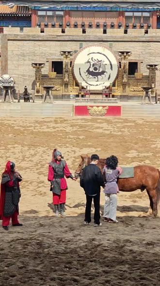 脚踩弹簧似的蹦上马背,这波操作直接把主持人都看愣了!#飞身上马 #清明上河园 #清明上河园攻略 @开封导游左雯雯(民宿) @开封导游刘莹