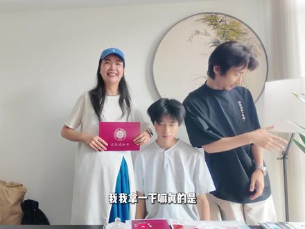 等了这么久,必须炫耀一下!
喜提深大礼盒,孩子辛苦了
致谢恩师引路,致谢亲友相助
愿少年常怀感恩,自信、自律、自强
揣着热爱,奔赴前路未知与激情的山海🌊 #深圳大学#录取通知书 #高考上岸了 #不负努力 #记录幸福时刻