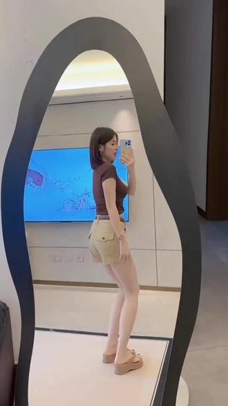 2026春夏新款两粒扣高腰显瘦牛仔短裤女卡其色提臀百搭卷边阔腿裤#短裤推荐 #卡其色搭配 #时尚穿搭