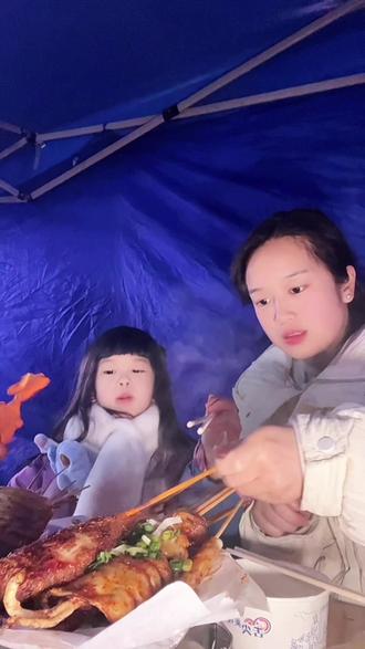 欢迎收看带俩娃回娘家晚上带饭搭子吃夜烧烤的Vlog,看看幼儿园小朋友都吃些啥#vlog日常 #烧烤 #亲子 #吃货日常