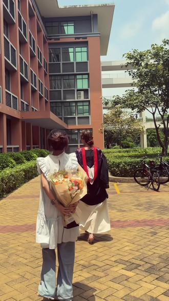 我可以跟在你身后 #毕业季 #学士服