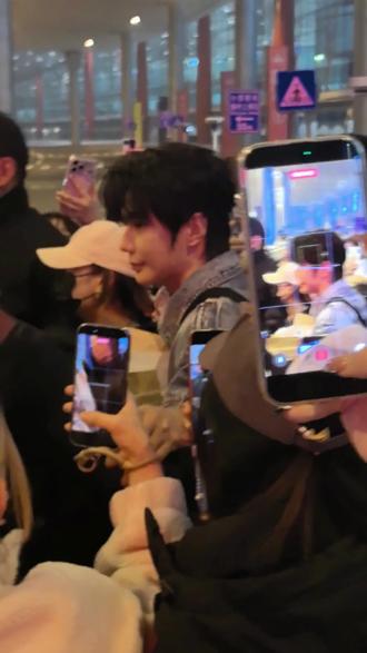 普普北京机场到达。本人好好看,好精致,好温柔~没有往前挤,隔着人头看看也挺好的~闺蜜们都冷静点,安全第一,安全才能更好的相见~#郝熠然 #普普 #生图 #偶遇明星 #接机