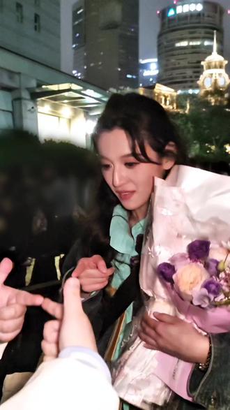 震惊!!竟有观众在SD比出了个雷霆手势 🤯⚡️ 事实上是套路姐宝的一套丝滑小连招😜💘#抽象 #土味情话 #撩人语录 #zgyyj #米晨晨