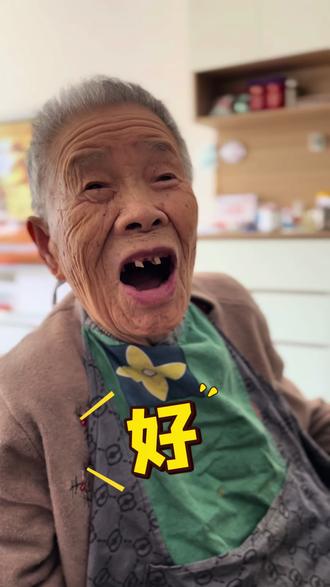 哈哈!又做豆包啦! 东北有句俗话叫做:别拿豆包不当干粮。意思是:不要小看不起眼的人或物,普通的外表下,或可能有重要的价值和作用。
而我家始终坚持“拿豆包当干粮”的基本原则。究其原因,一是我做的豆包实在是太好吃了,二是老爸老妈和两个妹妹都特别喜欢我做的豆包,甚至在有豆包、饺子、包子同时可供选择的时候,都毫不犹豫的选择吃豆包。
每做一次豆包,就能够满足一周早晨的主食供应,豆包,已经实实在在的成了我家早餐的必选主食了。#动手自己做美食 #我的厨房日记 #豆包 #舌尖上的味道 #太好吃了